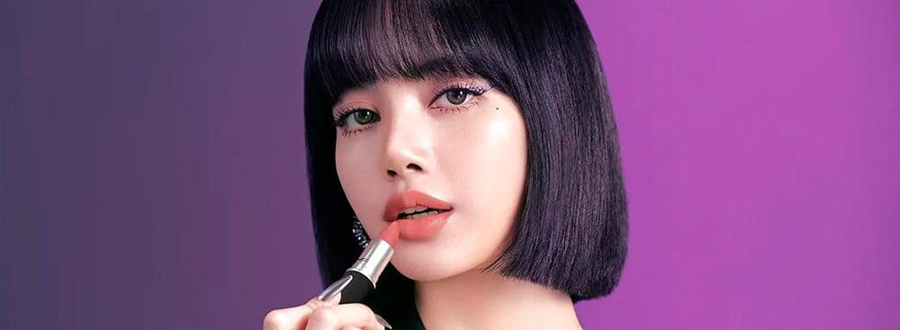 K-Pop-Beauty-Wearing-Lipstick