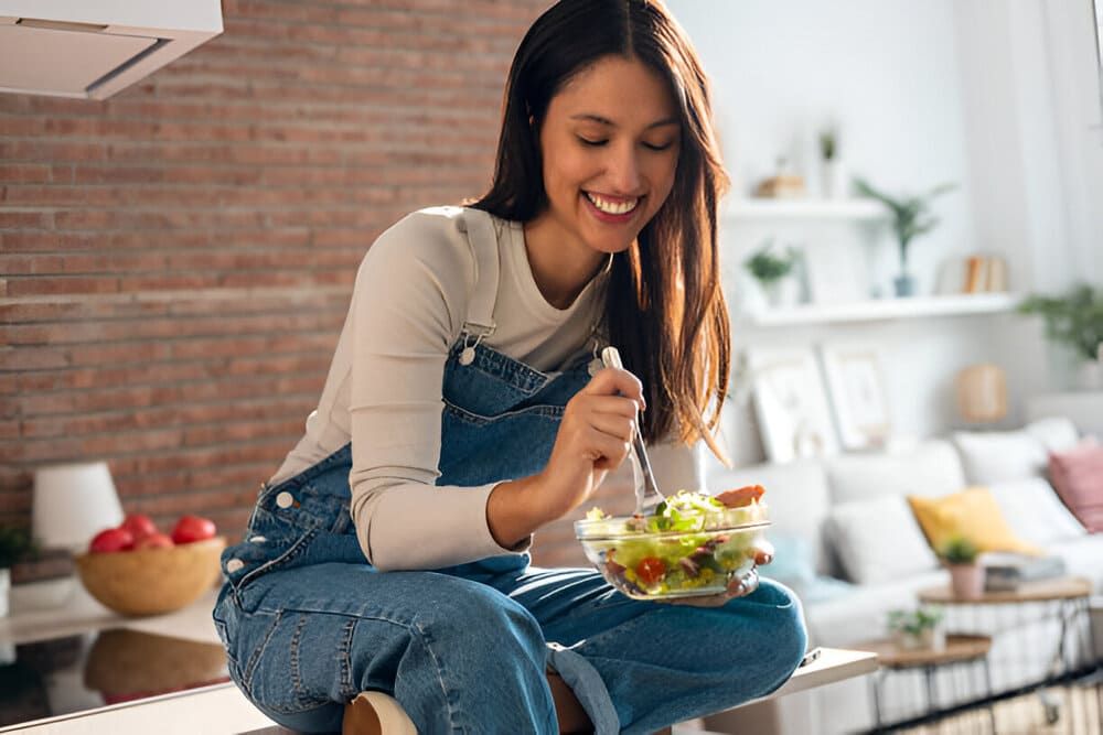 Woman-eating-healthy