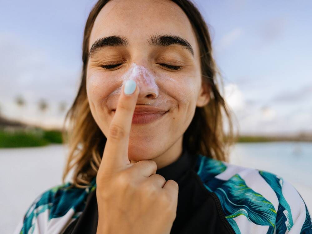 Woman-using-sunscreen