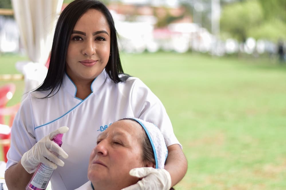 woman-doing-Regular-Facial-Cleansing-in-beauty-salon