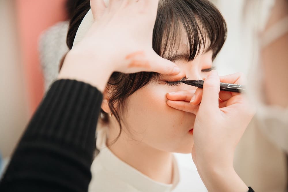 woman-doing-makeup