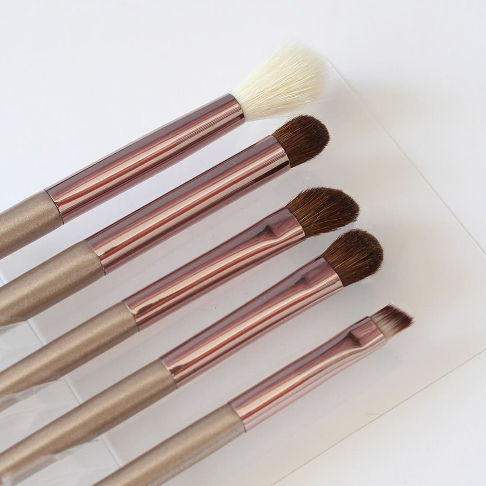 Makeup-brushes-that-are-used-to-preserve-the-skin