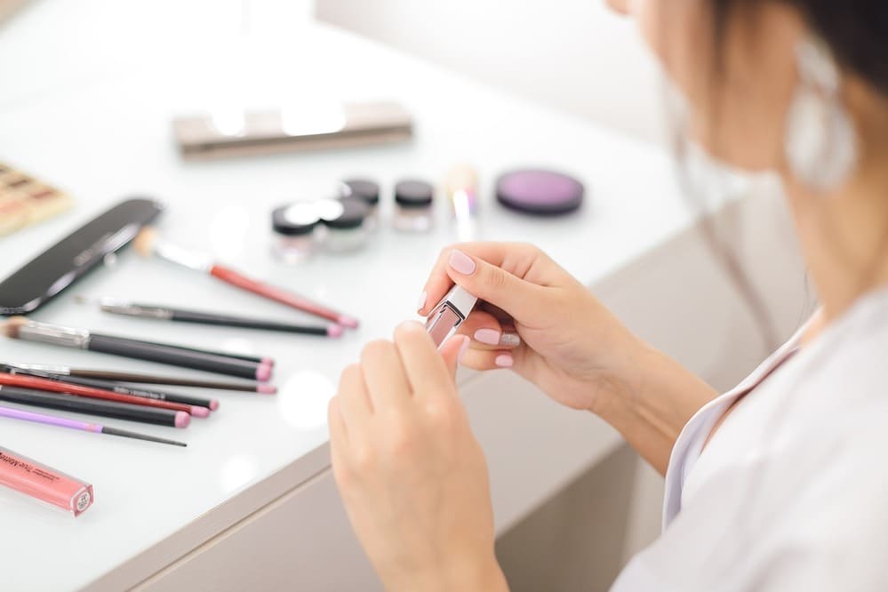 Woman-wearing-lipstick