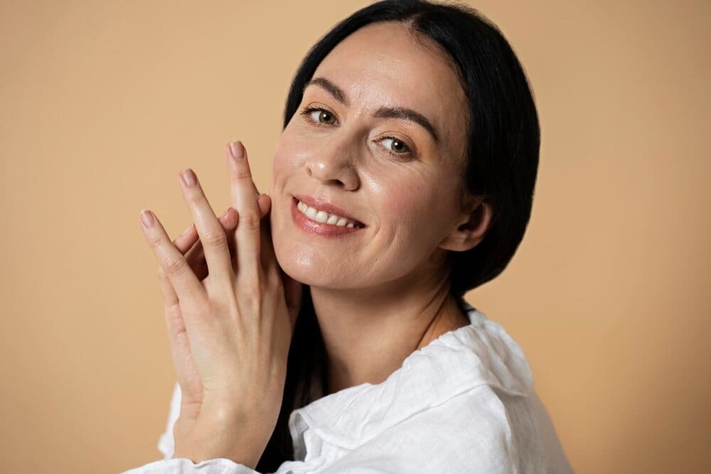 medium-shot-smiling-young-woman-posing